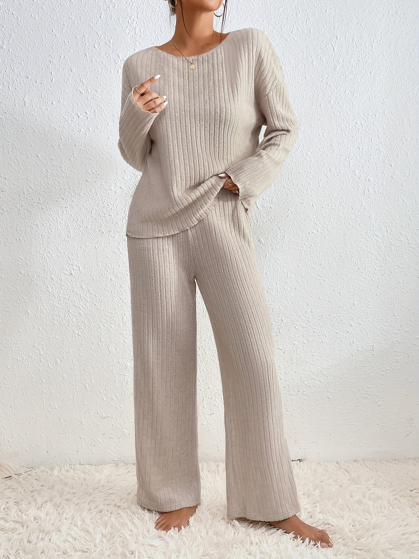 Tilda Stockholm | Elegant set för kvinnor med ribbad tröja och rak ben